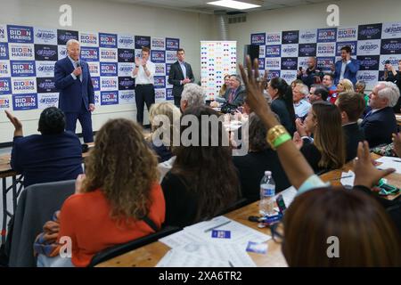 Le président Joe Biden et Joe Kennedy III prononcent une allocution lors d’un événement de lancement sur toile au Martin Luther King Recreation Center à Philadelphie, en Pennsylvanie, le 18 avril 2024. (David Lienemann/Biden pour le président) Banque D'Images