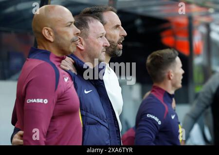 L'entraîneur de l'Angleterre Gareth Southgate et Steve Holland lors des hymnes nationaux avant le match amical international entre l'Angleterre et la Bosnie-Herzégovine au James' Park, Newcastle le lundi 3 juin 2024. (Photo : Mark Fletcher | mi News) crédit : MI News & Sport /Alamy Live News Banque D'Images