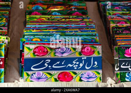 Gros plan de livres ornés de peintures florales au festival Lok Mela, au Pakistan Banque D'Images