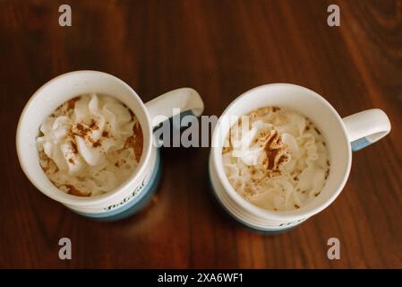 Deux tasses de chocolat chaud avec crème fouettée Banque D'Images