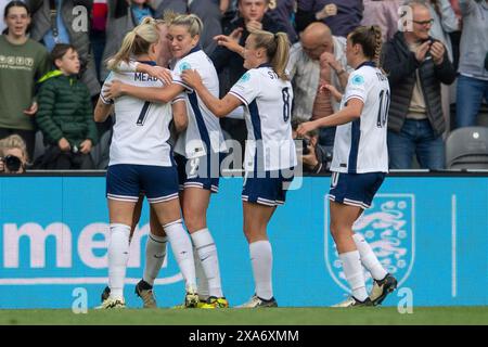 L'anglaise Beth Mead célèbre avec ses coéquipières après avoir marqué lors du match de qualification du Championnat d'Europe féminin de l'UEFA Ligue A, Groupe 3 entre l'Angleterre féminine et la France au James's Park, Newcastle le vendredi 31 mai 2024. (Photo : Trevor Wilkinson | mi News) crédit : MI News & Sport /Alamy Live News Banque D'Images