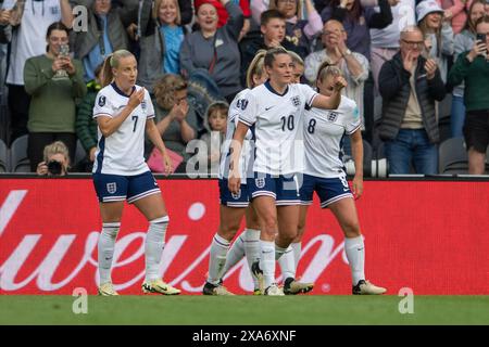 L'anglaise Beth Mead célèbre avec ses coéquipières après avoir marqué lors du match de qualification du Championnat d'Europe féminin de l'UEFA Ligue A, Groupe 3 entre l'Angleterre féminine et la France au James's Park, Newcastle le vendredi 31 mai 2024. (Photo : Trevor Wilkinson | mi News) crédit : MI News & Sport /Alamy Live News Banque D'Images