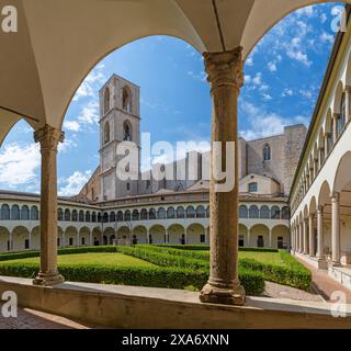 Pérouse - L'atrium de l'église Basilica di San Domenico. Banque D'Images