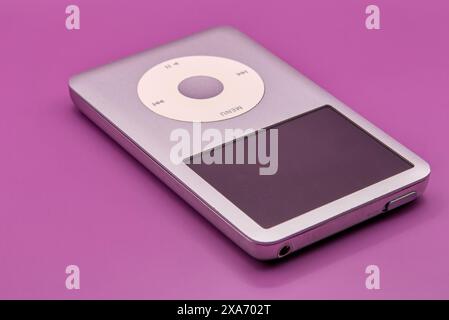 Lecteur mp3 portable Apple iPod classic sur fond bleu blanc magenta. Banque D'Images