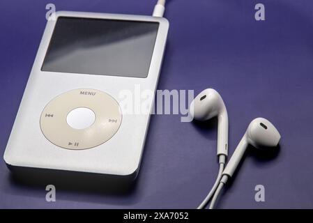 Lecteur mp3 portable Apple iPod classic sur fond bleu blanc magenta. Banque D'Images