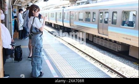 Otsuki, Japon - 18 mai 2024 : une fille attend à la gare d'Otsuki. c'est la gare principale entre fujikawaguchiko et tokyo. Banque D'Images