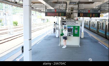 Otsuki, Japon - 18 mai 2024 : une fille attend à la gare d'Otsuki. c'est la gare principale entre fujikawaguchiko et tokyo. Banque D'Images