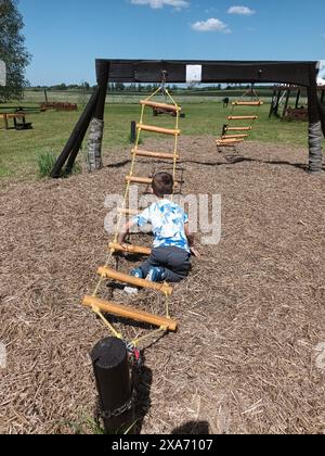 Un enfant jouant avec une échelle de corde Banque D'Images