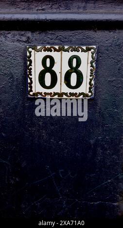 Un signe numéro 88 sur la porte en métal avec plaque blanche Banque D'Images