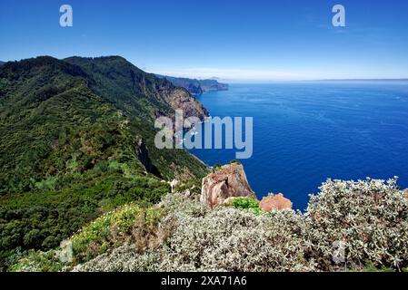 Itinéraire de rêve entre Porto da Cruz et Machico, Madère, Portugal. Banque D'Images