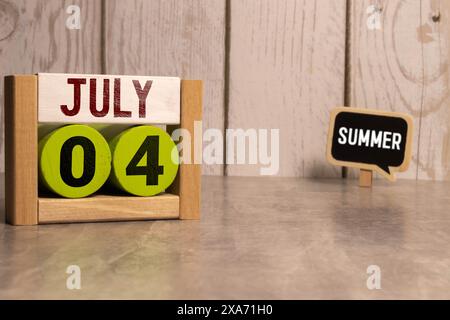 04 juillet calendrier en bois sur fond blanc Banque D'Images