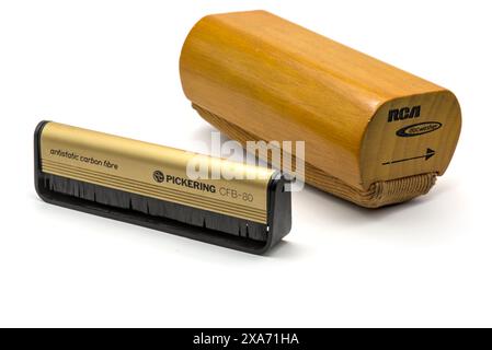 Brosses de dépoussiérage de nettoyage de disques vinyles RCA et Pickering isolées sur fond blanc. Banque D'Images