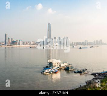 Le Green Center Building sur la rive opposée du fleuve Yangtsé à Wuhan deviendra un important centre financier en Chine. Banque D'Images