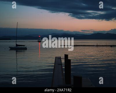 Un coucher de soleil d'été se reflétant sur la surface de l'eau dans le Vermont Banque D'Images