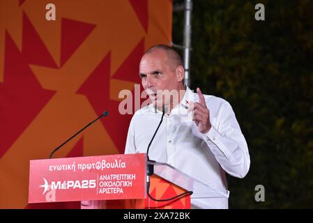 Le leader du parti MeRA25, Yanis Varoufakis, tient la campagne principale pour les élections européennes à Athènes Yanis Varoufakis, leader du parti MeRA25, parle aux partisans du parti lors de la campagne principale avant les élections européennes à Athènes. Athènes Grèce Copyright : xNicolasxKoutsokostasxNicolasxKoutsokostasx DSC 202406040903 Banque D'Images