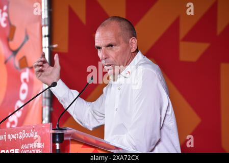 Le leader du parti MeRA25, Yanis Varoufakis, tient la campagne principale pour les élections européennes à Athènes Yanis Varoufakis, leader du parti MeRA25, parle aux partisans du parti lors de la campagne principale avant les élections européennes à Athènes. Athènes Grèce Copyright : xNicolasxKoutsokostasxNicolasxKoutsokostasx DSC 202406041650 Banque D'Images