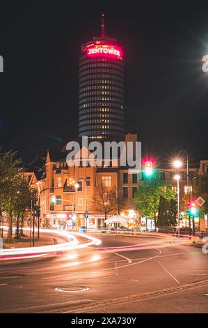 Le Jentower la nuit avec des traînées légères de voitures de passage, Iéna, Thuringe, Allemagne Banque D'Images