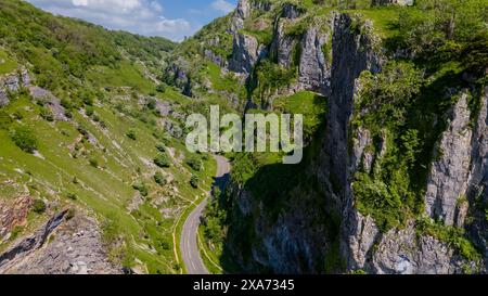 Route courbe sur la falaise de montagne escarpée dans la vallée Banque D'Images