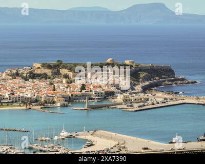 Une vue aérienne de bateaux sur le rivage près d'un vaste plan d'eau et d'une petite ville sur une île Banque D'Images