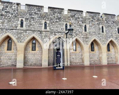 Statue à l'entrée du bâtiment avec des portes voûtées Banque D'Images