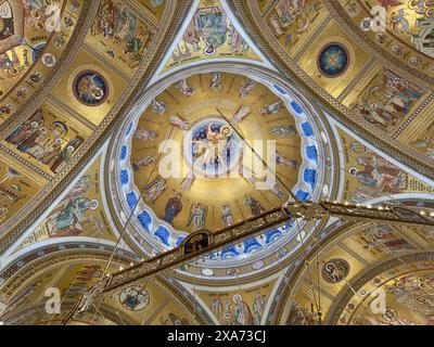 Des dessins complexes et des peintures ornent le plafond d'une église Banque D'Images