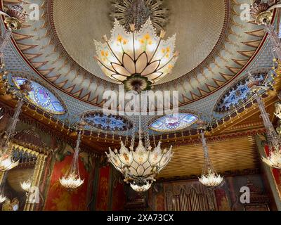 Un lustre orné pend à un plafond circulaire dans un grand bâtiment Banque D'Images