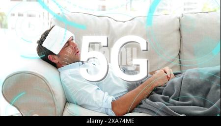 Image de texte 5G avec des cercles et des oscilloscopes scannant au-dessus d'un homme malade couché sur un canapé en arrière-plan Banque D'Images