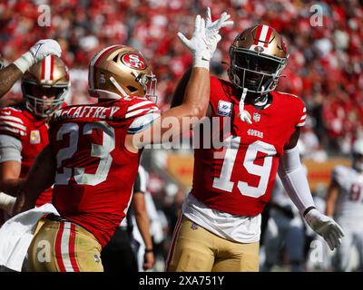 Santa Clara, États-Unis. 1er octobre 2023. Christian McCaffrey des 49ers de San Francisco (23 ans) célèbre son quatrième touchdown du match avec Deebo Samuel des 49ers de San Francisco (19 ans) contre les Cardinals de l'Arizona dans le quatrième quart-temps au Levi's Stadium de Santa Clara, Calif, dimanche 1er octobre 2023. (Photo de Nhat V. Meyer/Bay Area News Group) crédit : Sipa USA/Alamy Live News Banque D'Images