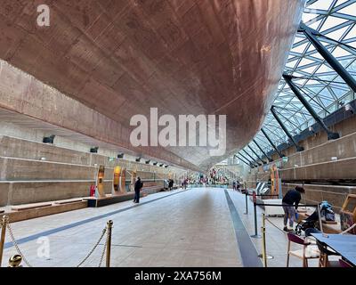 Les visiteurs se promènent dans un espace architectural rempli d'œuvres d'art Banque D'Images