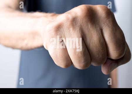 Gros plan du poing d'un homme dans un geste de force Banque D'Images
