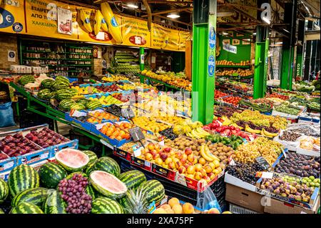 Assortiment de fruits et légumes présentés dans des bacs sur les étagères d'un marché ouvert Banque D'Images