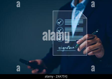 Concept commercial de signature électronique. Le gestionnaire signe électroniquement l'approbation de l'investissement, l'approbation de l'entreprise, l'exécution du plan, l'approbation du projet. numérique Banque D'Images