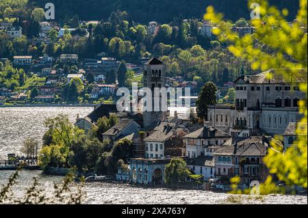 Vue de Isola San Giulio, le lac Orta est un lac du nord de l'Italie dans le nord de l'Italie, Lago d&#39;Orta, ou Cusio, région du Piémont, Italie, Europe Banque D'Images