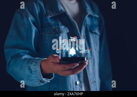 Concept d'alerte de notification d'application. Les gens d'affaires utilisant smartphone avec sonnerie virtuelle, Nouveau courriel, marketing numérique, message électronique a Banque D'Images