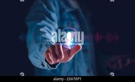Enregistrement vocal. Homme touchant l'icône du microphone sur le téléphone intelligent. Application mobile enregistrez du son, de l'audio, de la musique, des messages vocaux. Ou utilisez votre voix pour direc Banque D'Images