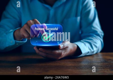 Concept de paiement numérique en ligne. Les gens d'affaires utilisant un téléphone intelligent mobile, paiement en ligne, banque, achats en ligne. Technologie banque en ligne applicat Banque D'Images