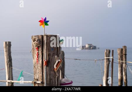 Détail des ustensiles sur poteau en bois, en arrière-plan les cabanes des pêcheurs&#39;s sur pilotis, lagune de Venise, Vénétie, Italie, Europe Banque D'Images