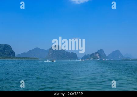 La colonie de Koh Panyee construite sur pilotis de la baie de Phang Nga, en Thaïlande. Le village des gitans de la mer d'Indonésie Banque D'Images