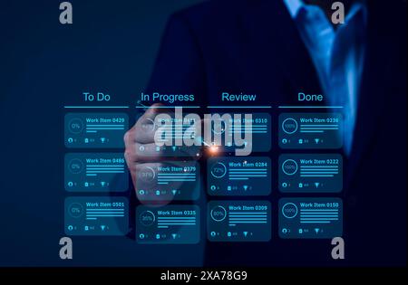 Développement de logiciels agiles ou gestion de projets à l'aide de tableaux de méthodologie kanban ou scrum à l'écran. Processus, flux de travail, outils d'organisation visuelle et Banque D'Images