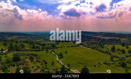 Une vue aérienne de nuages se rassemblant au-dessus de Deer Park près du château d'Eastnor. Banque D'Images