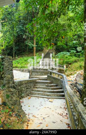 Escaliers à la cascade de Kathu à Phuket, Thaïlande, fond Banque D'Images