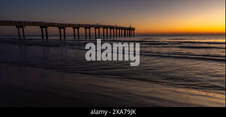 Un beau et vibrant lever de soleil sur la plage à Augustine, Floride Banque D'Images