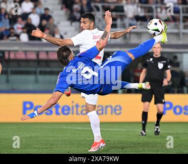 Bologne, Italie. 4 juin 2024. L'Italien Mateo Retegui affronte Zeki Celik de T¨¹rkiye lors d'un match amical entre l'Italie et T¨¹rkiye à Bologne, Italie, le 4 juin 2024. Crédit : Alberto Lingria/Xinhua/Alamy Live News Banque D'Images