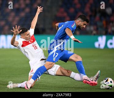 Bologne, Italie. 4 juin 2024. L'Italien Riccardo Orsolini (R) affronte Mert Muldur de T¨¹rkiye lors d'un match amical entre l'Italie et T¨¹rkiye à Bologne, Italie, le 4 juin 2024. Crédit : Alberto Lingria/Xinhua/Alamy Live News Banque D'Images