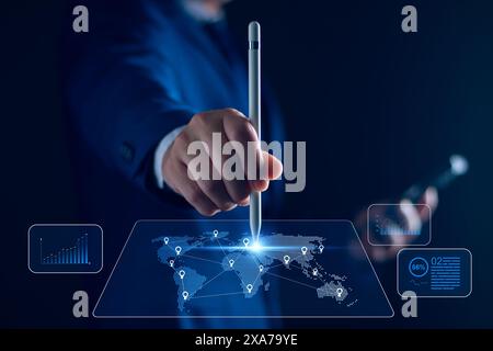 Concept de logistique, de transport et de gestion des expéditions. homme d'affaires utilisant l'analyse de graphe hologramme avec une carte du monde pour la distribution de réseau logistique Banque D'Images