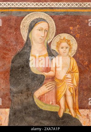 PÉROUSE, ITALIE - 15 MAI 2024 : fresque médiévale de la Vierge dans l'église Basilica di San Domenico à partir du 14. cent. Banque D'Images