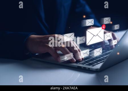 Nouveau concept de notification par e-mail pour la communication par e-mail d'entreprise et le marketing numérique. Boîte de réception recevant une alerte de message électronique. les gens d'affaires touc Banque D'Images
