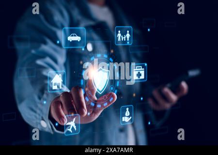Concepts d'assurance. La main d'homme d'affaires clique sur des icônes pour la voiture, voyage, famille et vie, financier, santé, assurance accident et logistique. Assurance et Banque D'Images