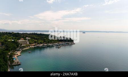 Une vue aérienne des rives et des eaux du lac de Garde Banque D'Images