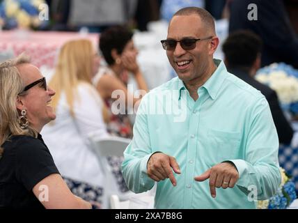 Washington, États-Unis. 04 juin 2024. Le représentant Hakeem Jeffries, originaire de New York, est vu lors du pique-nique du Congrès de la Maison Blanche sur la pelouse sud de la Maison Blanche à Washington, DC, le mardi 4 juin 2024. Biden a signé mardi un décret lui permettant de mettre fin à certaines demandes d’asile à la frontière américano-mexicaine, cherchant à freiner les passages de migrants et à répondre à l’un de ses plus gros engagements dans la campagne électorale contre Donald Trump. Photo par Al Drago/UPI crédit : UPI/Alamy Live News Banque D'Images